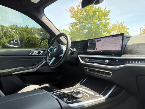Used 2025 BMW X7 xDrive40i w/ M Sport Package AWD/4WD image 6