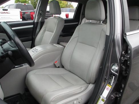 Used 2019 Toyota Highlander XLE image 15
