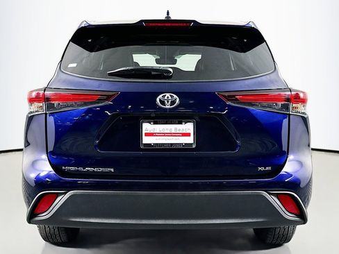 Used 2024 Toyota Highlander XLE image 3