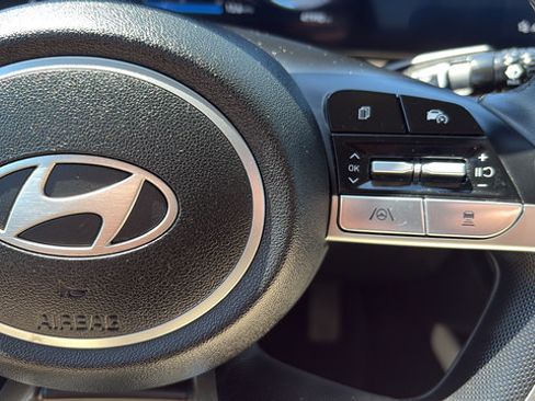 Used 2024 Hyundai Elantra Limited FWD image 10