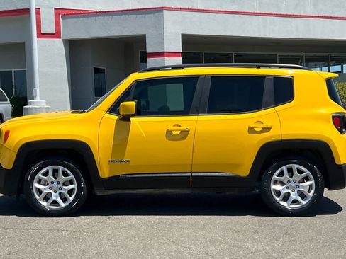 Used 2018 Jeep Renegade Latitude FWD image 9