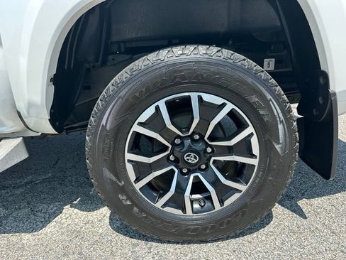 Used 2022 Toyota Tacoma TRD Sport w/ Technology Package AWD/4WD image 10