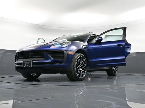 Certified 2025 Porsche Macan image 39