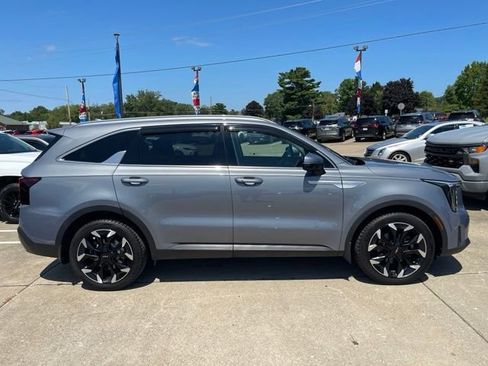 Used 2025 Kia Sorento EX w/ Panoramic Sunroof Package FWD image 8