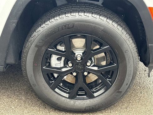 New 2025 Jeep Grand Cherokee L Altitude image 11