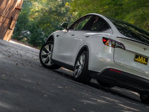 Used 2020 Tesla Model Y Long Range AWD/4WD image 28