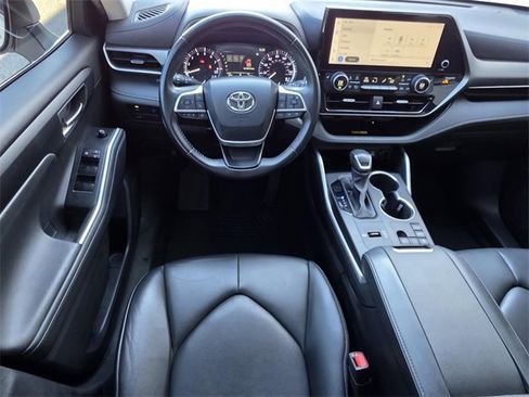 Used 2023 Toyota Highlander XLE image 13