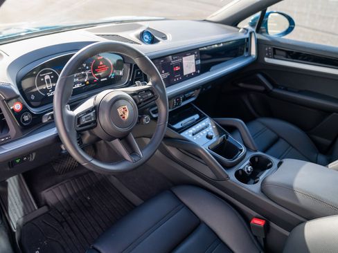 Certified 2026 Porsche Cayenne Coupe AWD/4WD image 4