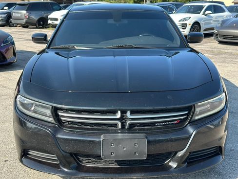 Used 2017 Dodge Charger SE RWD image 3