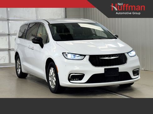 Used 2024 Chrysler Pacifica Touring-L image 1