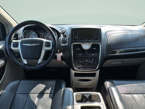 Used 2016 Chrysler Town & Country Touring FWD image 11