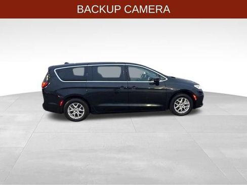 Used 2023 Chrysler Pacifica Touring-L image 8