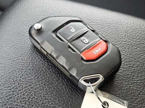 Used 2025 Jeep Wrangler Unlimited Rubicon AWD/4WD image 33
