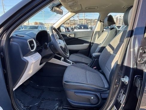 Used 2022 Hyundai Venue Limited image 10