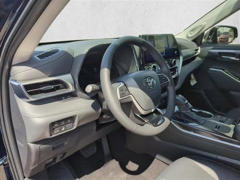 New 2026 Toyota Highlander Platinum AWD/4WD image 13