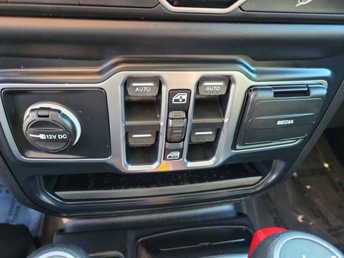 Used 2019 Jeep Wrangler Unlimited Sahara image 29