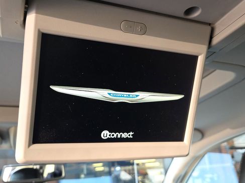 Used 2015 Chrysler Town & Country Limited Platinum image 17