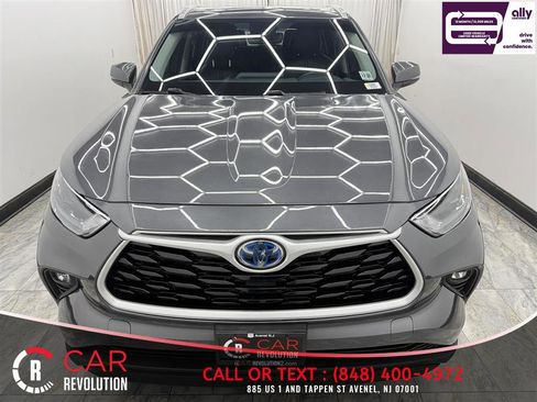 Used 2022 Toyota Highlander XLE image 2