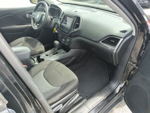 Used 2020 Jeep Cherokee Latitude FWD image 32