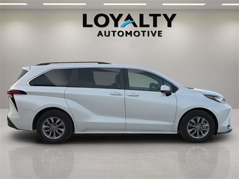 Used 2022 Toyota Sienna XLE image 6