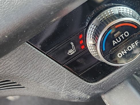 Used 2022 Mitsubishi Outlander SE image 16