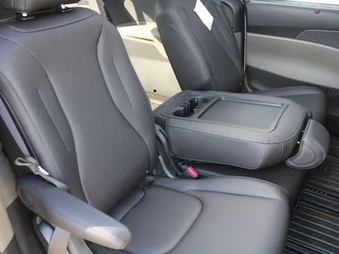 New 2026 Kia Carnival EX FWD image 8