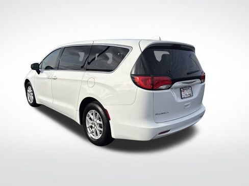 Used 2017 Chrysler Pacifica Touring image 3