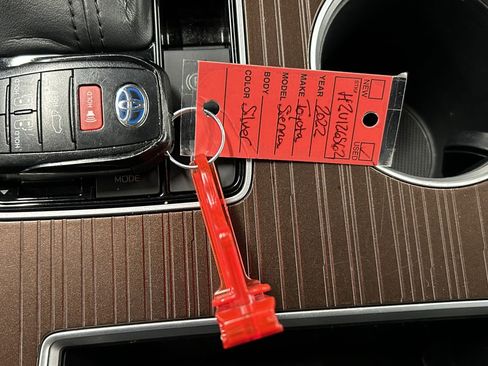 Used 2022 Toyota Sienna XLE image 34