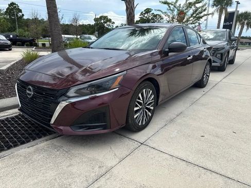 Used 2025 Nissan Altima 2.5 SV FWD image 3