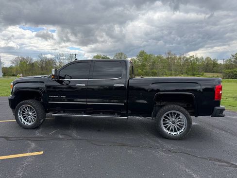 Used 2018 GMC Sierra 2500 Denali w/ Duramax Plus Package AWD/4WD image 10