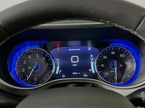 Used 2025 Chrysler Pacifica Select image 19