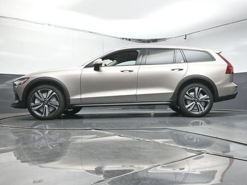 New 2026 Volvo V60 B5 Cross Country Plus w/ Protection Package Premier AWD/4WD image 38