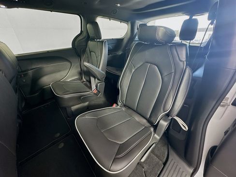 New 2027 Chrysler Pacifica Limited w/ S Appearance Package FWD image 26
