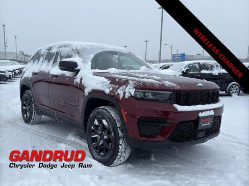 Used 2024 Jeep Grand Cherokee Altitude image 1