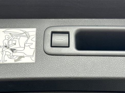 Used 2024 Toyota Highlander XLE AWD/4WD image 11