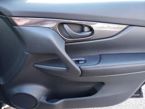 Used 2019 Nissan Rogue S image 18