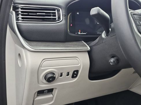 Used 2024 Jeep Wagoneer L Series II image 20