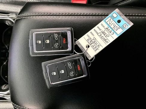 Used 2023 Jeep Grand Cherokee Limited w/ Luxury Tech Group II image 37