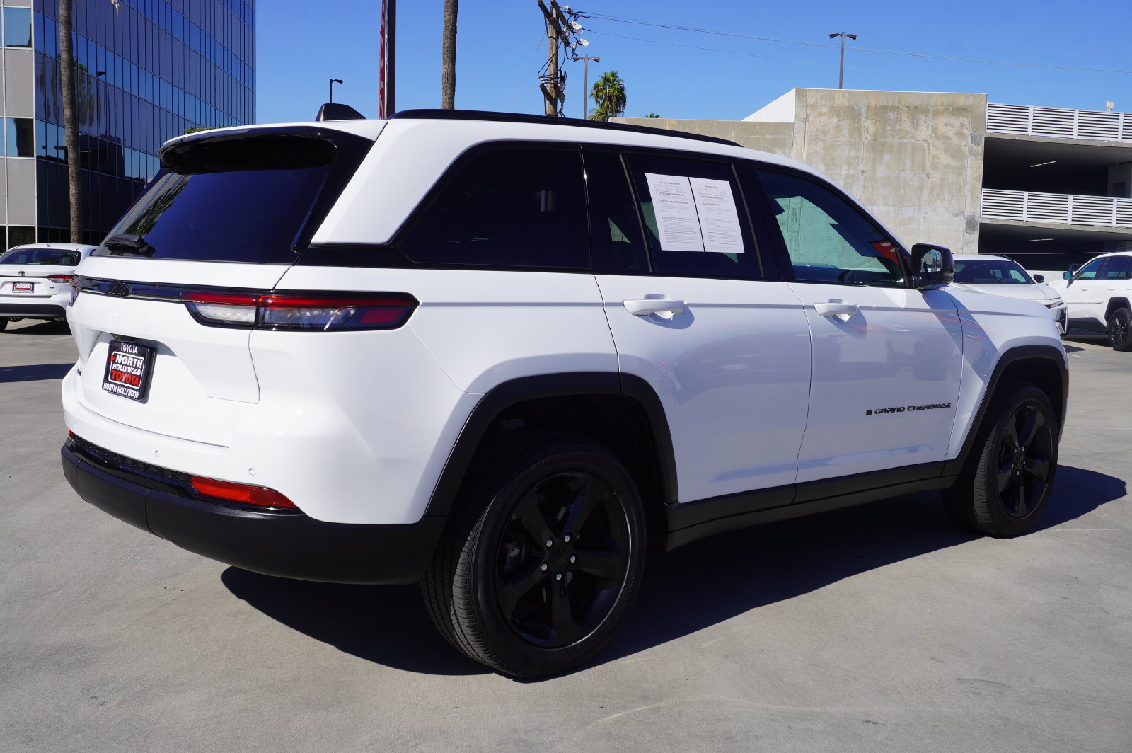 Used 2023 Jeep Grand Cherokee Altitude AWD/4WD image 7