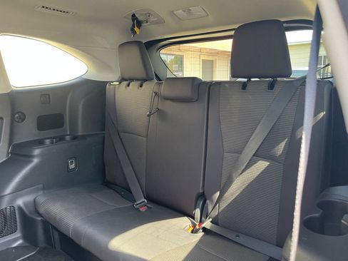 Used 2025 Toyota Highlander LE FWD image 11
