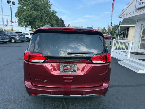 Used 2018 Chrysler Pacifica Touring-L w/ Premium Audio Group image 8