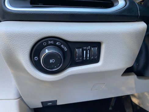 Used 2017 Chrysler Pacifica Touring-L image 56