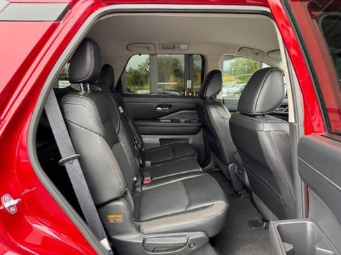 Used 2023 Nissan Pathfinder SL image 12