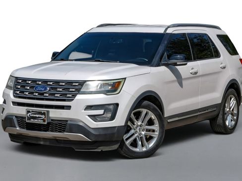 Used 2017 Ford Explorer XLT w/ Equipment Group 202A FWD image 4