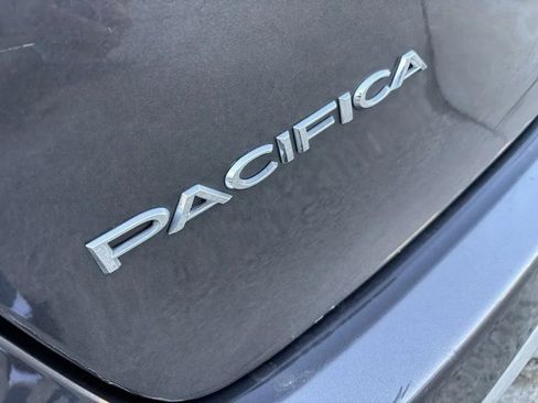 Used 2023 Chrysler Pacifica Touring-L image 9