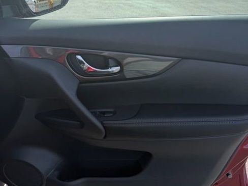 Used 2018 Nissan Rogue SV image 19