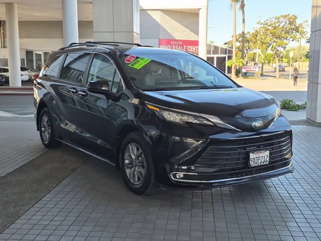 Used 2022 Toyota Sienna XLE w/ XLE Plus Package FWD image 3