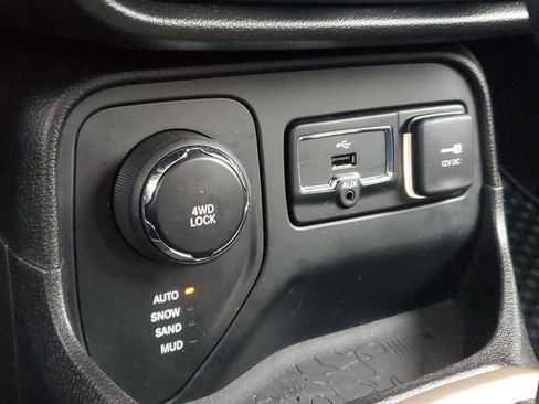 Used 2017 Jeep Renegade Latitude w/ Cold Weather Group image 23