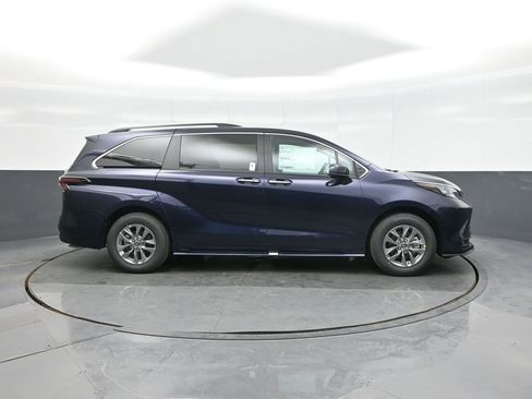New 2026 Toyota Sienna XLE image 8