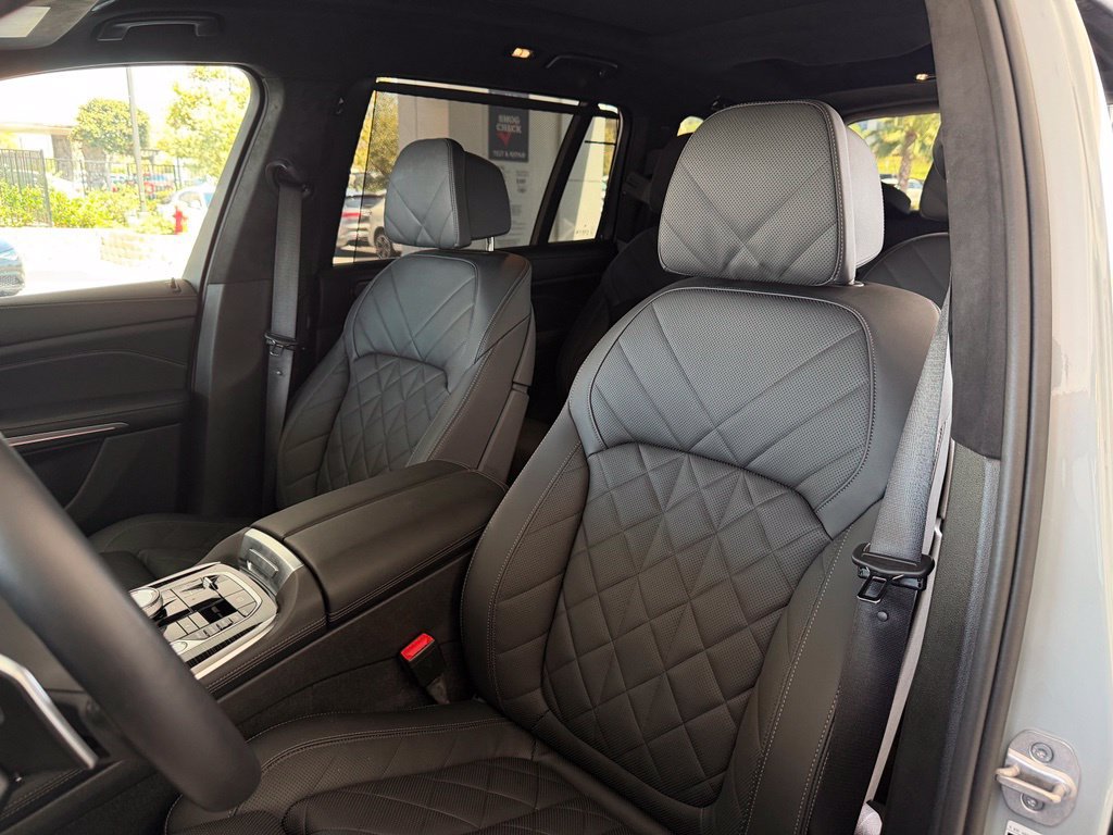 Used 2025 BMW X7 xDrive40i w/ M Sport Package AWD/4WD image 13